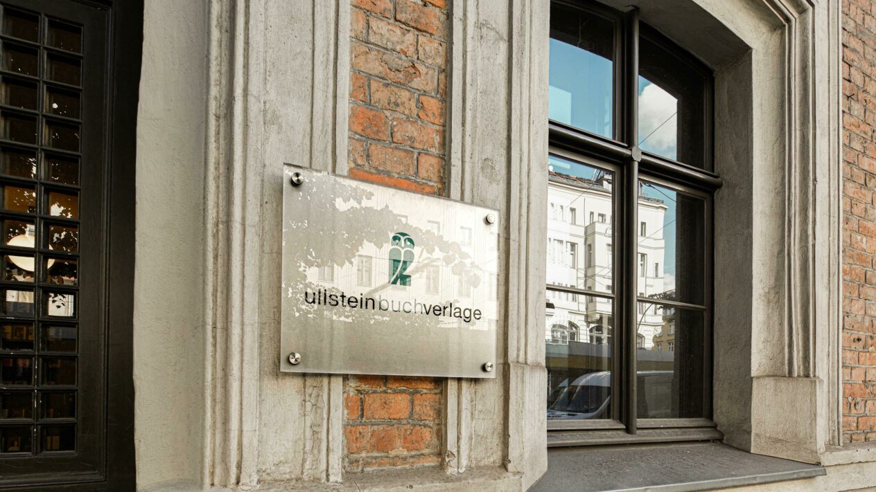 Ullstein Verlagshaus - Eingangsbereich Türlogo