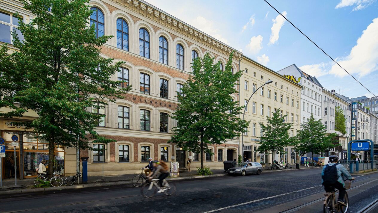 Ullstein Verlagshaus - Außenansicht von der Friedrichstraße in Berlin