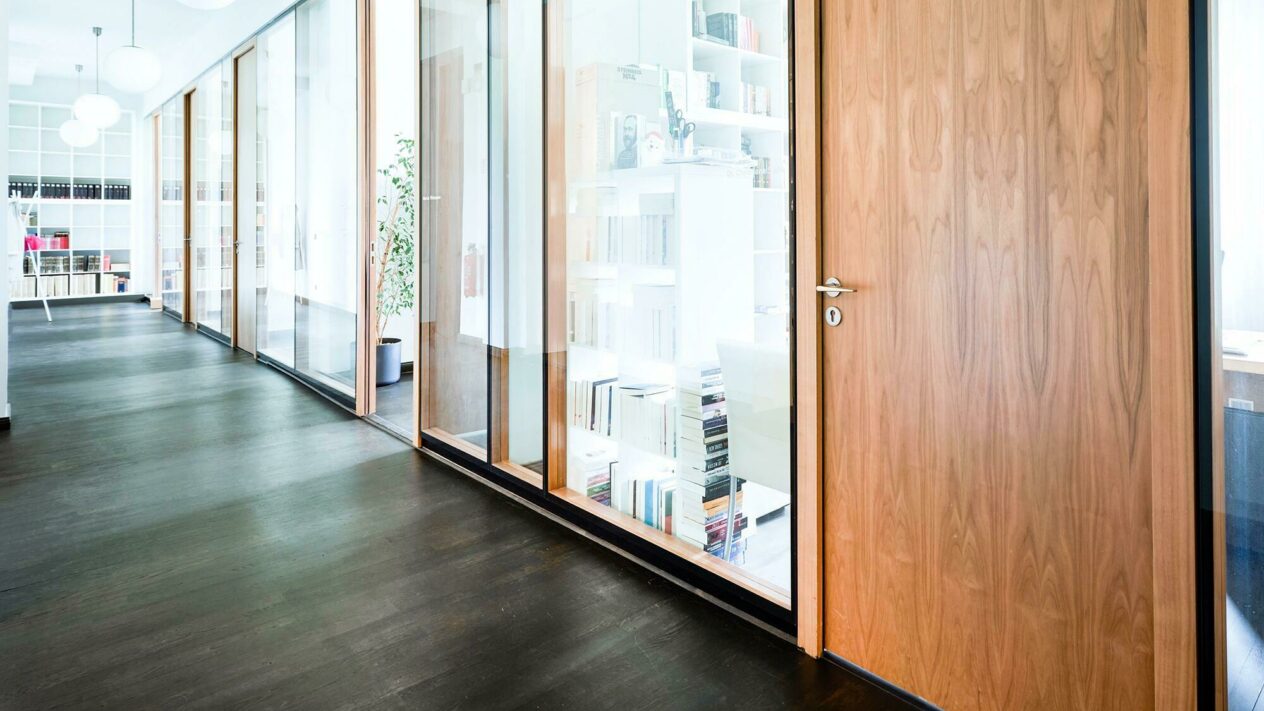 Ullstein Verlagshaus - Büroräume mit geschlossener Tür